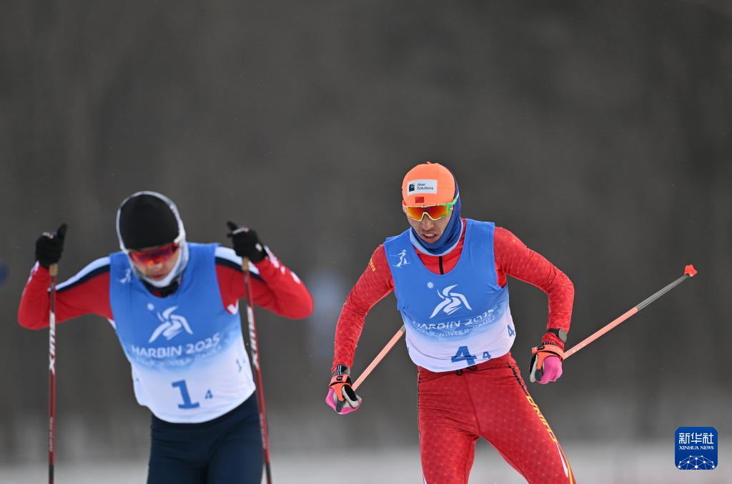 赛场瞬间：第四节北京队紧咬比分，王强的逆袭成为赛事焦点！的简单介绍
