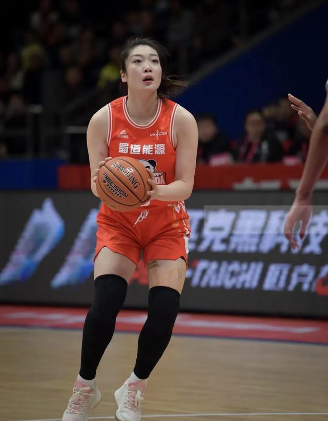 米兰体育官网-中国女篮教练团队不断壮大，战术革新备受期待