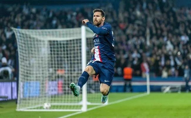 包含法甲比赛夜场高潮不断，精彩进球与扑救成最大看点的词条