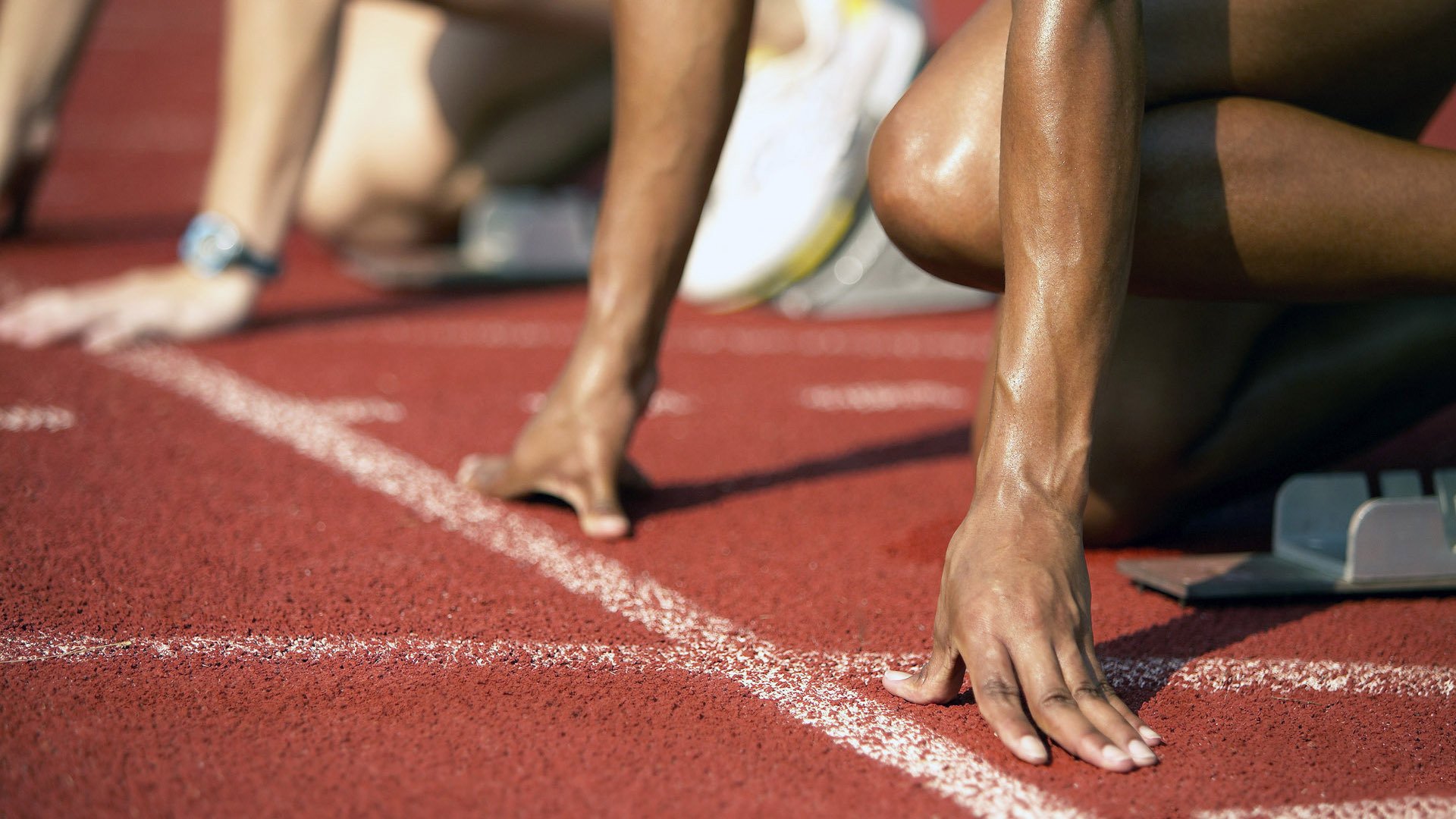 球队在全球篮球赛上战胜强大对手赢得冠军,篮球队获得冠军